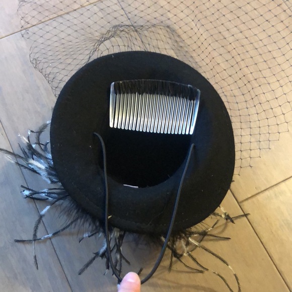 La Vie En Rose NEW $110 - Hat with Veil, Feathers  & comb - Picture 6 of 7